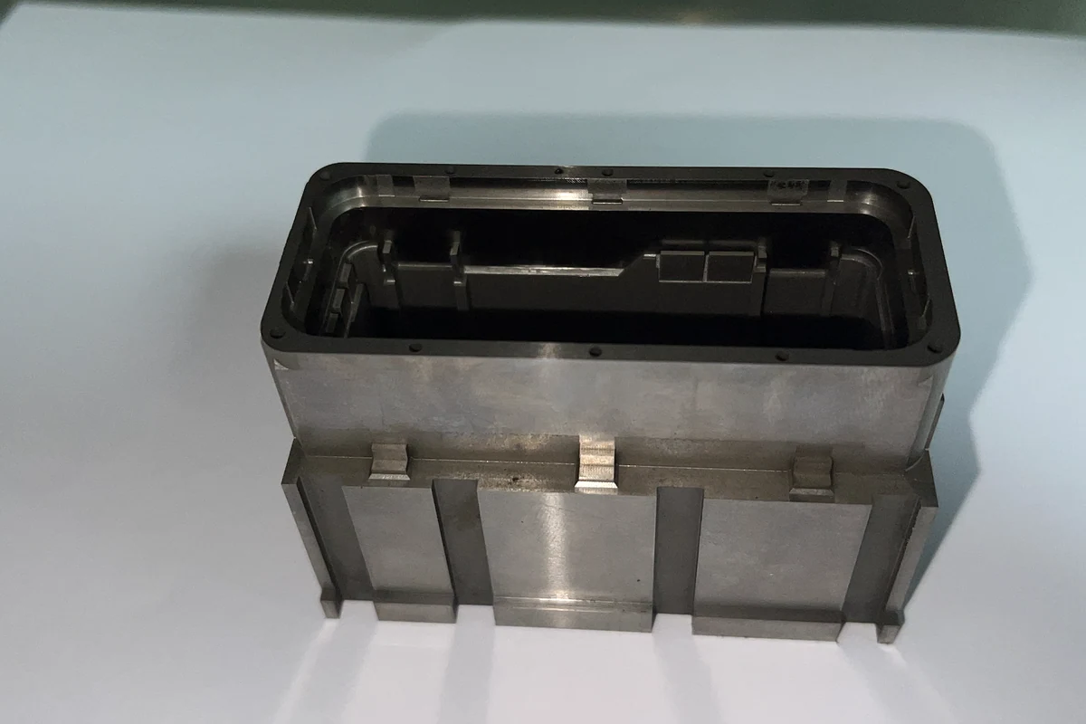 Connector mold insert with complete internal profiles and fitted surfaces