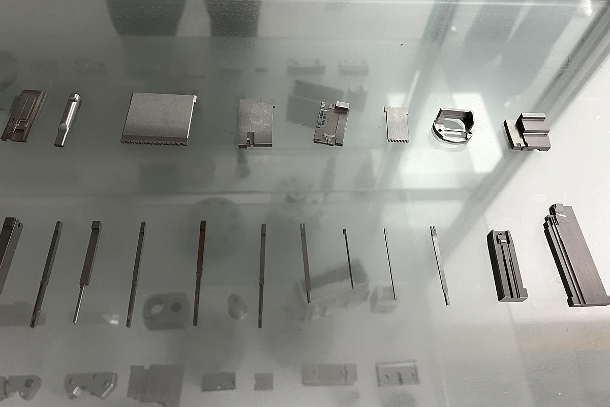Real Huicheng display of ground plate, insert and profile components